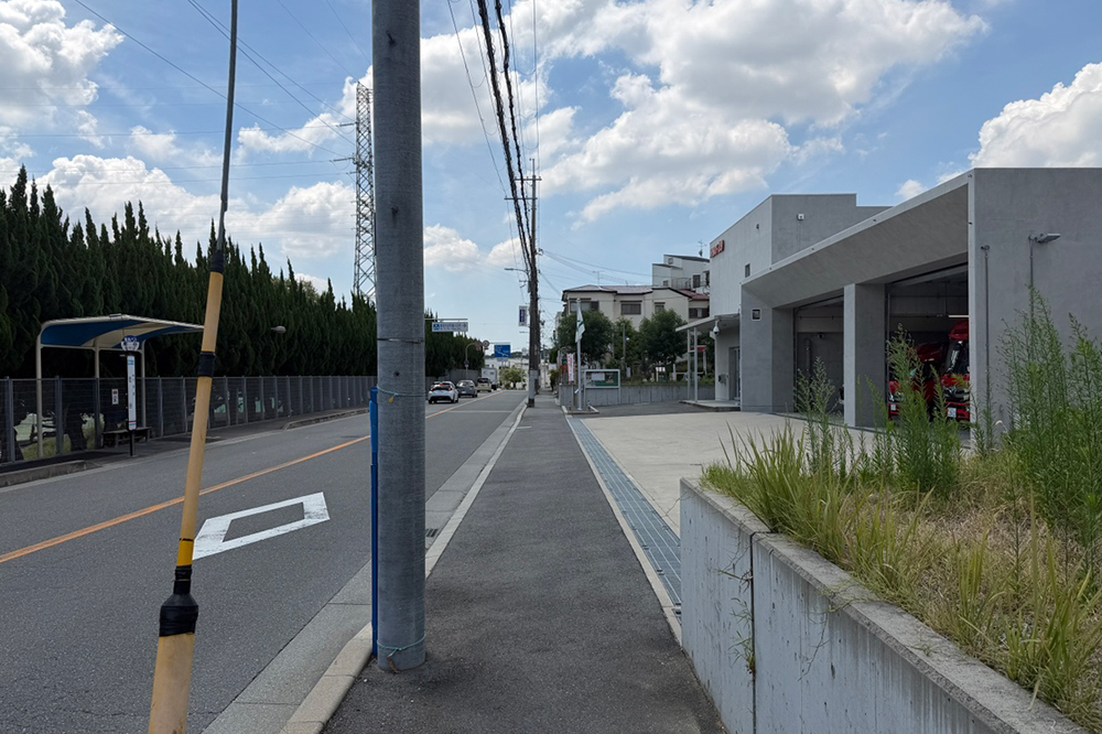 バス停から医院へ向かう道