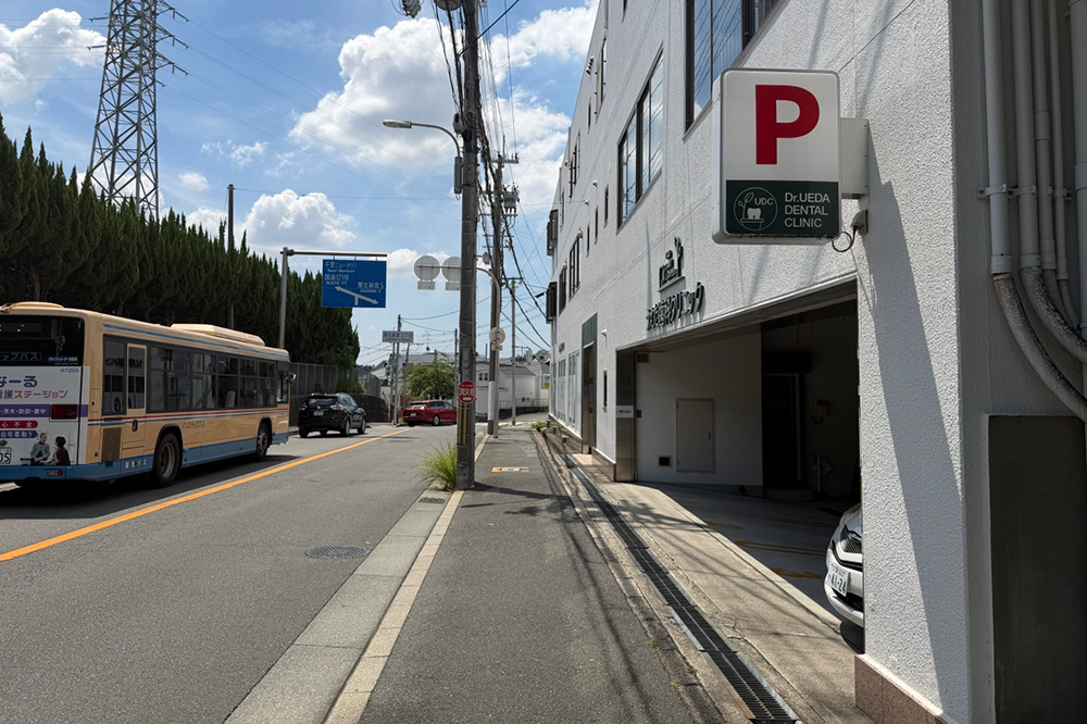 医院と駐車場の外観